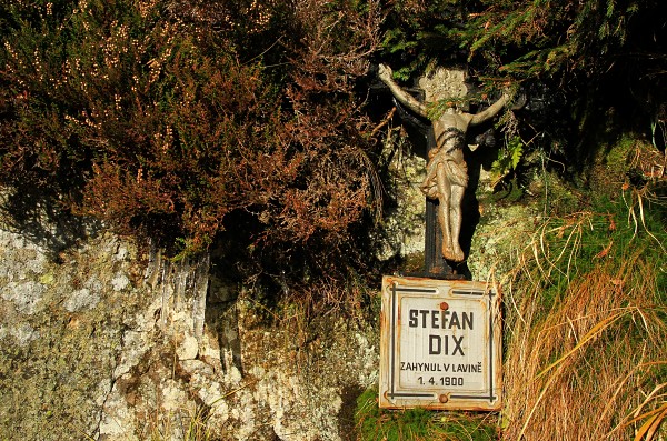 Dixův kříž ve výstupu k bývalé Obří boudě připomíná tragickou smrt zdejšího chataře. Dixův kříž ve výstupu k bývalé Obří boudě připomíná tragickou smrt zdejšího chataře.