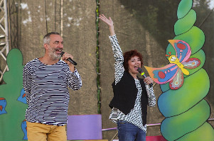 Na p&oacute;diu zazp&iacute;vaj&iacute; a zahraj&iacute; Magda Reifov&aacute; a Petr Vacek z Kouzeln&eacute; &scaron;kolky