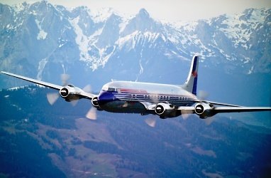 Do Pardubic přiletí ze Salzburgu čtyřmotorový dopravní letoun Douglas DC-6B.