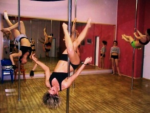 Improvizovan&aacute; rozcvička zahř&iacute;v&aacute; nejen tělo, ale i tyč, foto: M. F&iacute;lov&aacute;