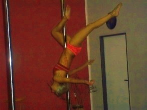 K udržen&iacute; se na tyči využ&iacute;vaj&iacute; tanečnice tak&eacute; sv&eacute; vlastn&iacute; tělo, čemuž odpov&iacute;d&aacute; i jejich oděv, foto: M. F&iacute;lov&aacute;