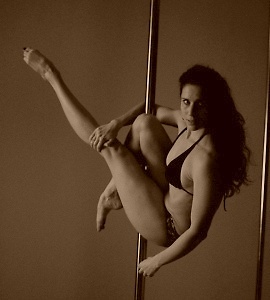 Lektorka Zuzka Kňavov&aacute; umožnila nahl&eacute;dnout na&scaron;emu port&aacute;lu do tajů lekce pole dance, foto: archiv studia Intimate