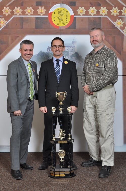 S putovním pohárem a hlavními organizátory festivalu se vyfotil primátor města Pardubic Martin Charvát. Zleva: tiskový mluvčí festivalu Štefan Švestka, primátor města Pardubic Martin Charvát a Vladimír Žváček, ředitel festivalu Pardubická Ryengle