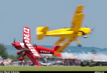 Na airshow piloti l&eacute;taj&iacute; n&iacute;zko, foto: Martin Hale&scaron;, archiv Jana Rudzinsk&eacute;ho
