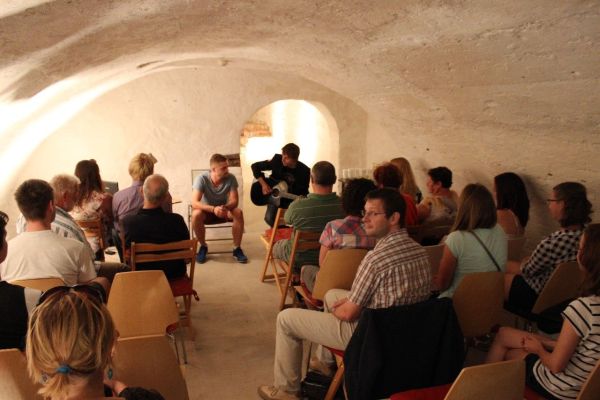 Od z&aacute;ř&iacute; bude sklepen&iacute;m knihovny rezonovat poezie