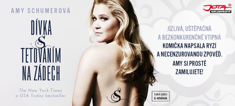 Dívka s tetováním na zádech