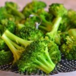 Česneková brokolice se sýrovou omáčkou