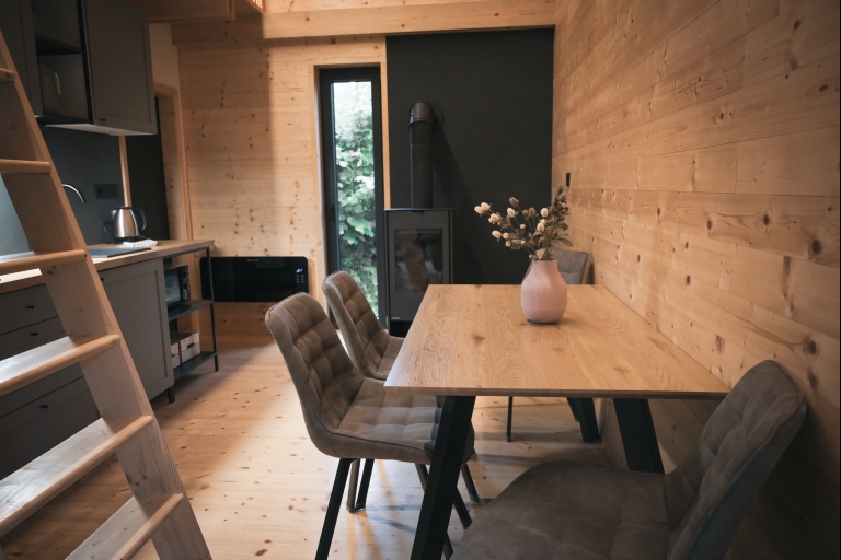 Tiny house se saunou, za kterou by se nemusel stydět ani wellness resort.