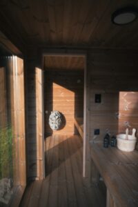 Tiny house se saunou, za kterou by se nemusel stydět ani wellness resort.